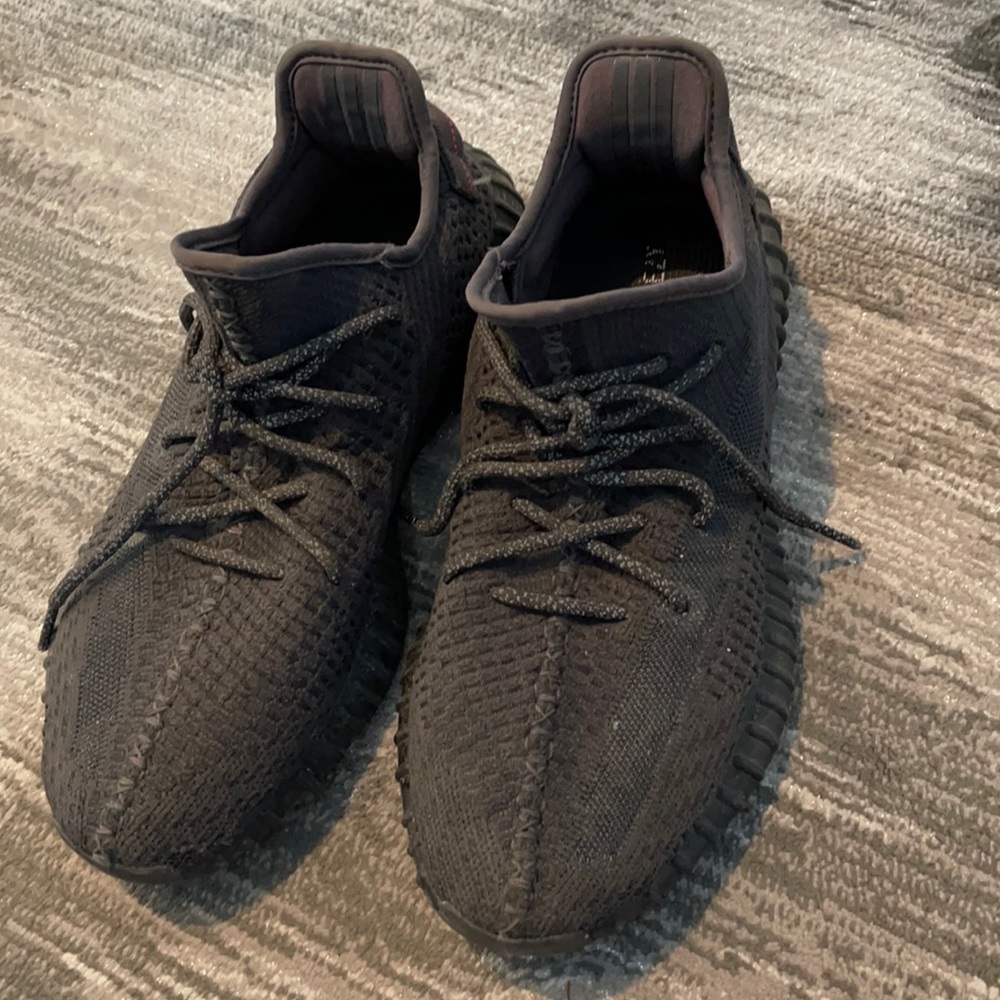 YEEZY US MEN SIZE 11 NO BOX